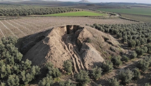 Kimse görmemiş! 2700 yıllık tümülüsü kepçelerle kazdılar.