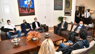 Milli yüzücüden Başkan Soyer'e ziyaret