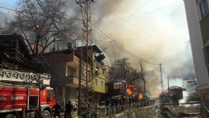 Artvin'de yangın: Alevler 50'ye yakın eve sıçradı