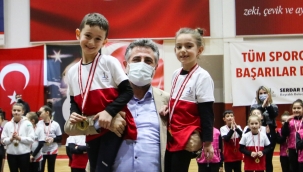 Başkan Sandal'dan başarılı sporculara madalya 