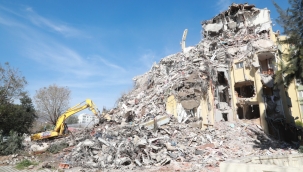 Bayraklı'da ağır hasarlı binalar yıkılıyor!