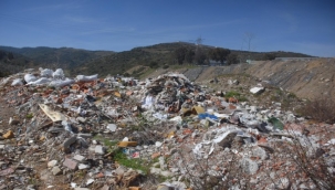 Birileri döküyor, yetkililer izliyor. Uzundere kaçak moloz kıskacında