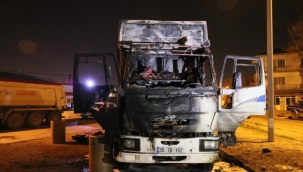 Bornova'da çıkan yangında bir kamyon kullanılamaz hale geldi