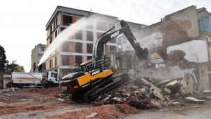 Bornova'da metruk binaların yerine yeşil alan