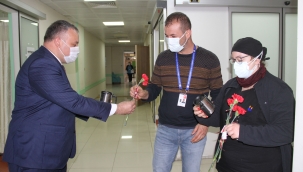 Buca Belediyesi’nden sağlık emekçilerine kırmızı karanfil 