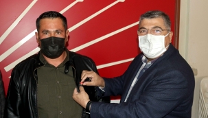 CHP’li Sındır yeni üyelere rozet taktı; “Saflarımızı sıklaştırıyoruz” 