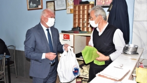 Esnafa çay ve şeker Rıdvan başkandan