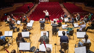 İzmir Büyükşehir Belediyesi sanatçıyla “El Ele” 