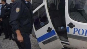 İzmir'de polis otosuna tekmeli saldırı! 