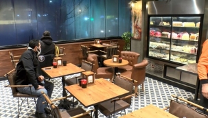 Kapalı mekanlarda maskesiz oturmak için çok erken!