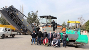 Karabağlar Belediyesi, asfalt serim makinesini de ilçeye kazandırdı. 