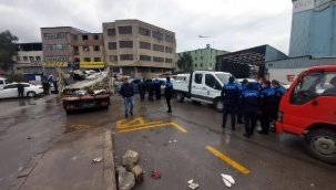 Karabağlar'da esnaf ile zabıta arasında sopa ve demir sandalyeli kavga!