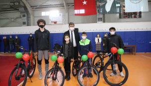 Karşıyaka’da atık metal kutuyu getiren gençler bisikleti götürdü!