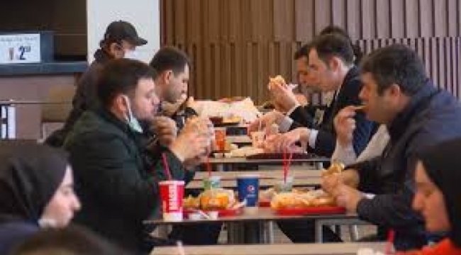 Restoranlar açıldı, AVM'lerin yemek katları doldu