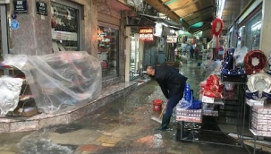 İzmir'de sağanak: Tarihi Kemeraltı Çarşısı sular altında kaldı