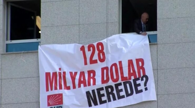 '128 milyar dolar nerede?' pankartı TBMM'de