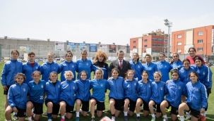 Batur'dan kadın futbolculara moral ziyareti 