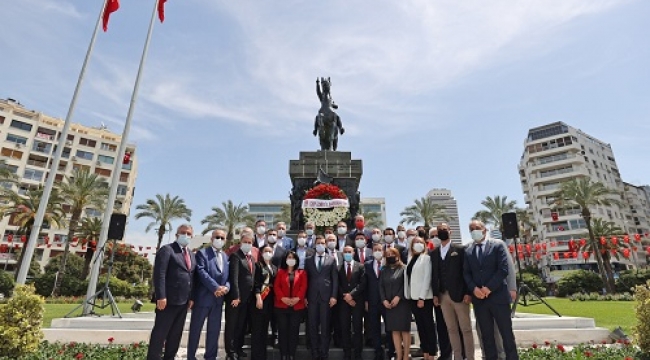 CHP İzmir 23 Nisan'ı atasının huzurunda kutladı
