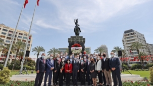 CHP İzmir 23 Nisan’ı atasının huzurunda kutladı