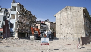 Konak'ın cam binası yıkıldı: Yerine 'akıllı' bina yapılacak