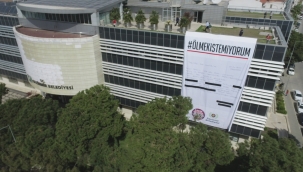 “Ölmek İstemiyorum” pankartı Gaziemir Belediyesi'ne asıldı