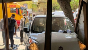 İzmir'de araç berber salonuna daldı: Canlarını zor kurtardılar!