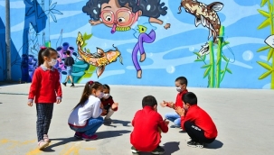 İzmir'de deniz okul duvarlarına taşınıyor