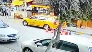 İzmir'de kadın müşteri taksiyi kaçırdı, diğer taksiler kovaladı!