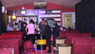 İzmir'de tedbirlere uymayan mekana ikinci baskın: 27 kişiye ceza