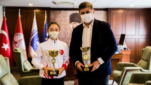 Karşıyakalı milli tenisçi Başkan Tugay’ı ziyaret etti