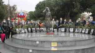 Salgında yitirilen sağlık çalışanları İzmir'de anıldı