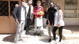 Üniversiteli gençlerden Karşıyakalı miniklere jest 