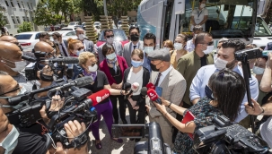 Başkan Soyer erkek şiddetine uğrayan Çetinkaya’nın davasına katıldı 