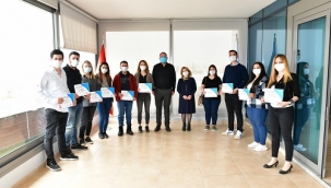 Çiğli'de eczacılık eğitimini tamamlayan 75 kursiyer sertifikasını aldı