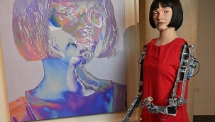 Dünyanın ilk ressam robotu yeni sergi açtı 