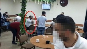 İzmir'de kumar oynarken enselendi! Çay içmeye devam etti 