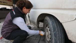 İzmir'de lastikçilik yapan Suna Abla sektörün aranan ismi oldu