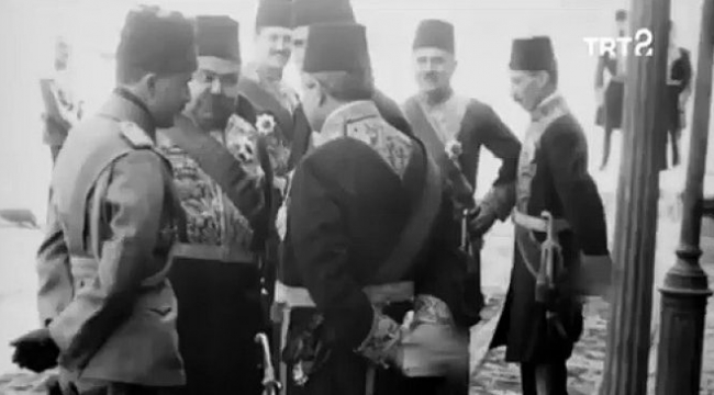 TRT’nin Osmanlı arşivi: Türbe önünde eller arkada…