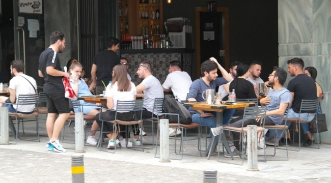 Yunanistan'da kafe ve restoranlar açıldı!