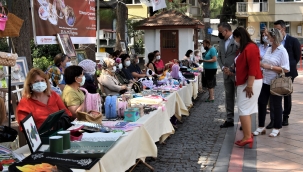 Bornovalılar online kurslarda öğrendikleriyle sergi açtılar 