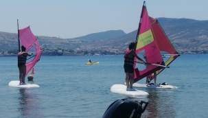 Foça’da Ortaokul öğrencilerine rüzgar sörfü, yelken ve deniz kanosu eğitimleri verildi