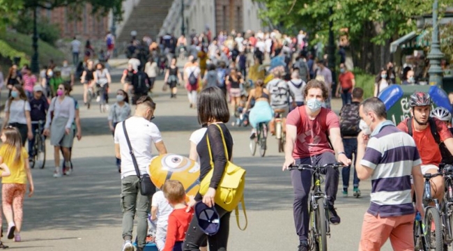 İtalya’da açık alanlarda maske zorunluluğu kaldırıldı
