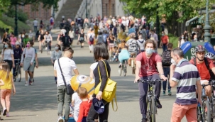 İtalya’da açık alanlarda maske zorunluluğu kaldırıldı