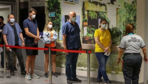 İzmir'de aşı sırası akşam da sürüyor 