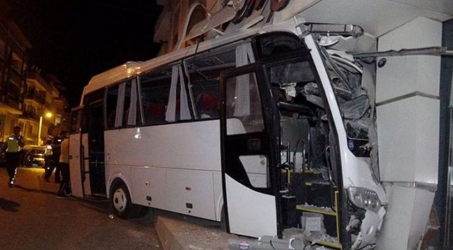 İzmir'de servis midibüsü mobilya mağazasına girdi: 12 yaralı
