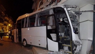 İzmir'de servis midibüsü mobilya mağazasına girdi: 12 yaralı 