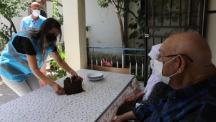 İzmir'de Vefa ekibi 90 yaşındaki çiftin 67. evlilik yıl dönümünü kutladı