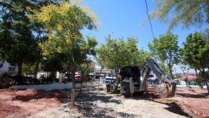 Karabağlar'da Uzundere Meydanı için ilk kazma vuruldu