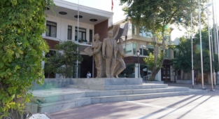 Çeşme'nin o meydanı 30 yıl sonra yenilendi