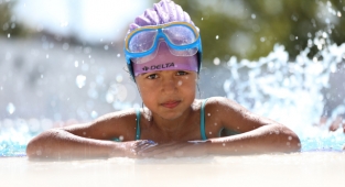 Bayraklı'da havuz zamanı